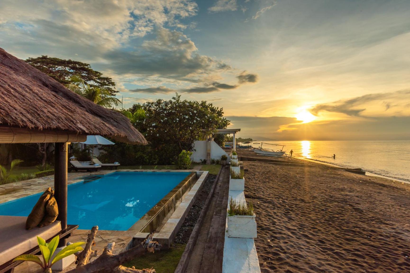 Gorgeous Beachfront Villa Lovina Banjar  ภายนอก รูปภาพ