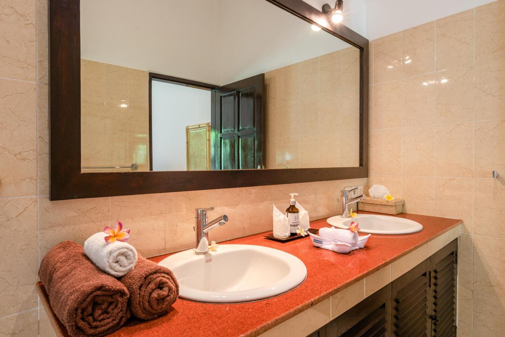 Gorgeous Beachfront Villa Lovina Banjar  ภายนอก รูปภาพ